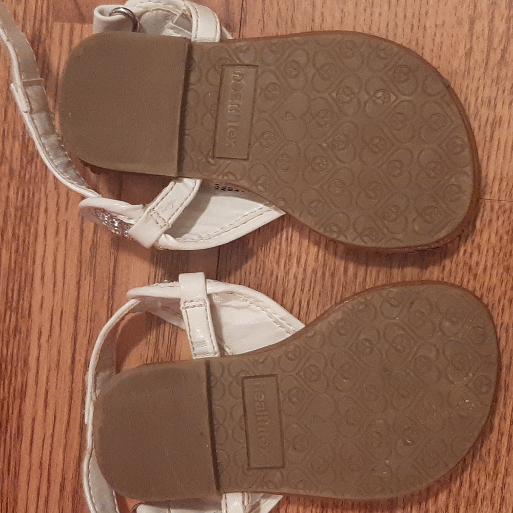 Little girl sandals size 4 - Picture 2 of 2